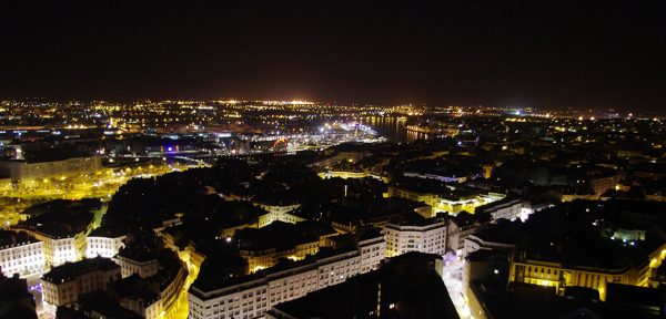 Les toits de Nantes la nuit